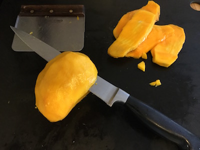 photo of fresh mangoes ready to slice