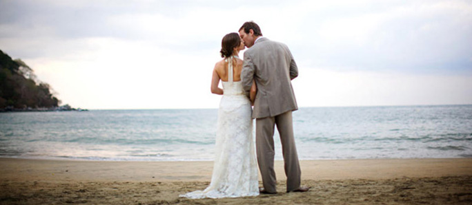 wedding couple on the beach in Sayulita